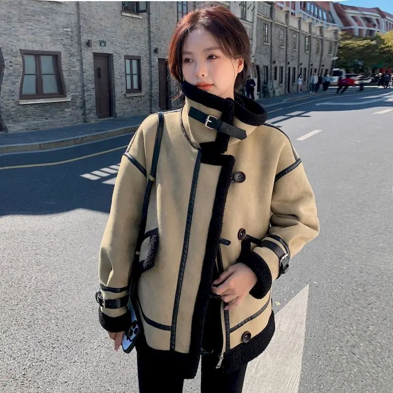 

Женское пальто из овечьей шерсти, новинка 2023 года, короткая осенне-зимняя универсальная куртка с локомотивом на толстом меху, бархатная повседневная куртка из овечьей шерсти с цветными блоками