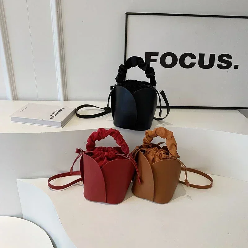 2024 Hot Selling Luxury Women's Bags High Quality Pleated Bucket Bag Fashionable and Versatile Solid Color PU Handbag Senhoras