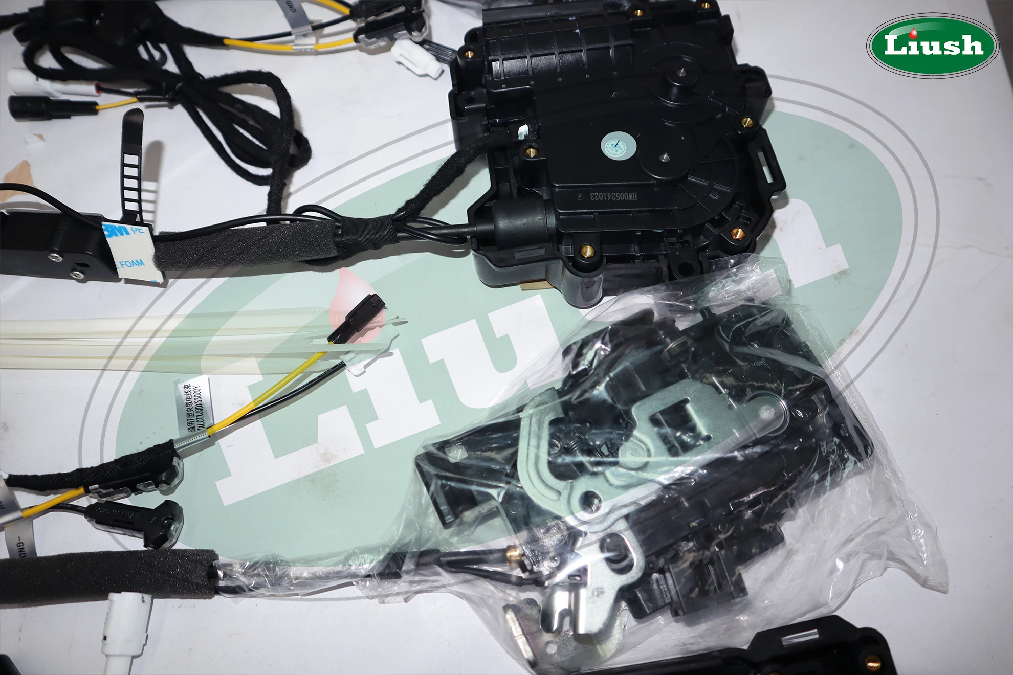 Cadillac XT4 2018-2022 자석 소프트 클로즈 플러그 앤 플레이 용 자동 자동차 잠금 장치 Liush 전원 전기 흡입 도어 시스템 개조 키트