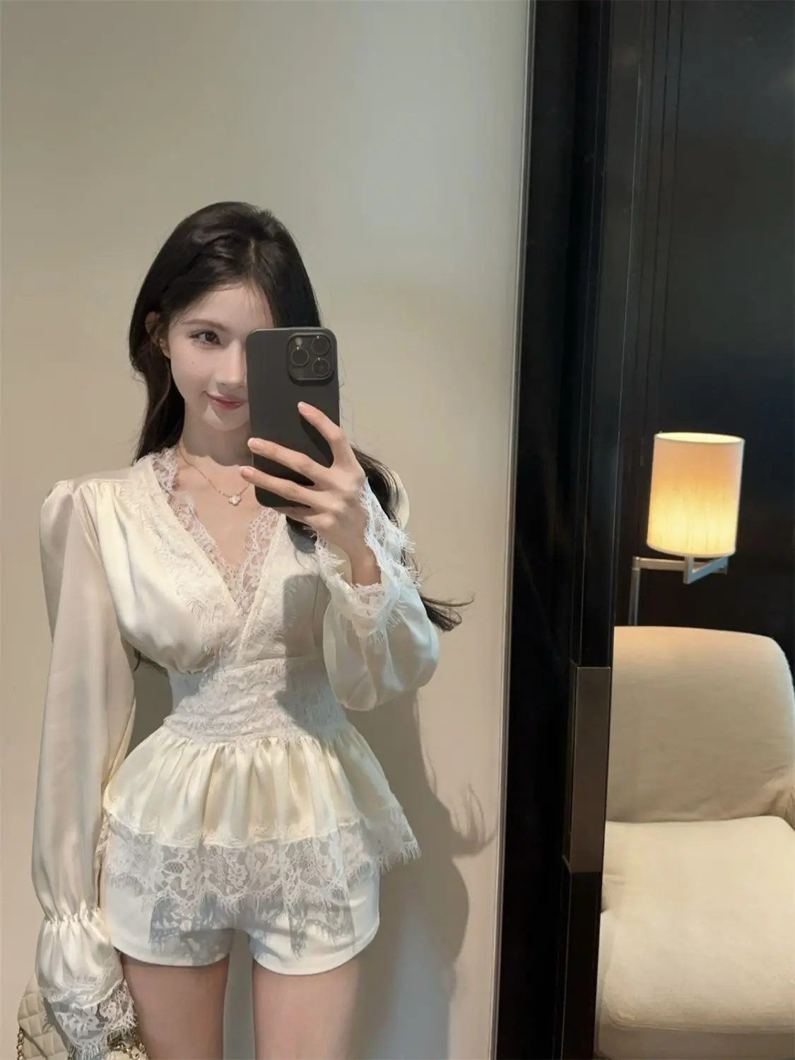 Primavera otoño francés elegante encaje Trim cuello en V camisa de satén mujeres diseño sentido cintura Top de manga larga