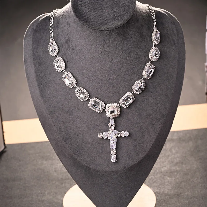 

Baroque Cross Pendant Necklace Clavicle Decoration Shiny Choker Rhinestone Collar Chain Neck Jewelry Fashion Party Accessories