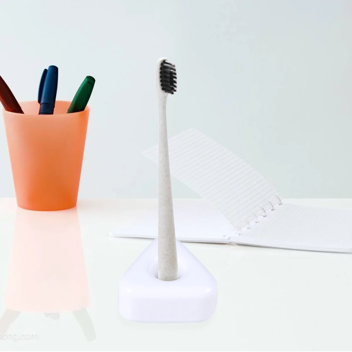 

2Pcs Creative Triangle Toothbrush Base Made of Ceramic Easy to Clean Multi-Functional Holder for Bathroom Or Desk Use