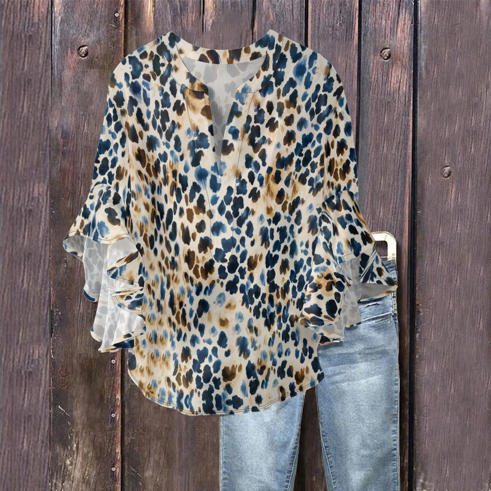 

Женский топ с леопардовым принтом, V-образным вырезом и струящимися рюшами на рукавах. Блузка со рюшами для стильного комфорта и повседневного шикарного образа.