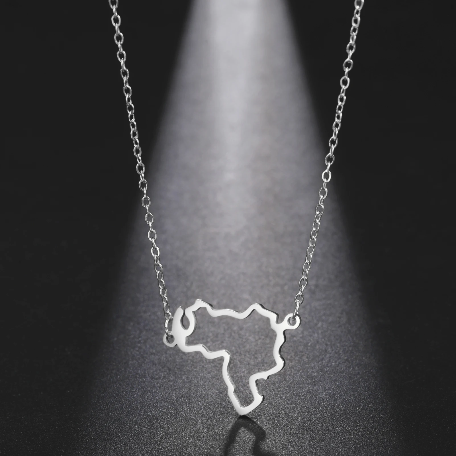 LIKGREAT 2025 فنزويلا قلادة على شكل خريطة قلادة الفولاذ المقاوم للصدأ سلسلة العنق الجوف هندسية مجوهرات للرجال النساء هدية للذكرى السنوية