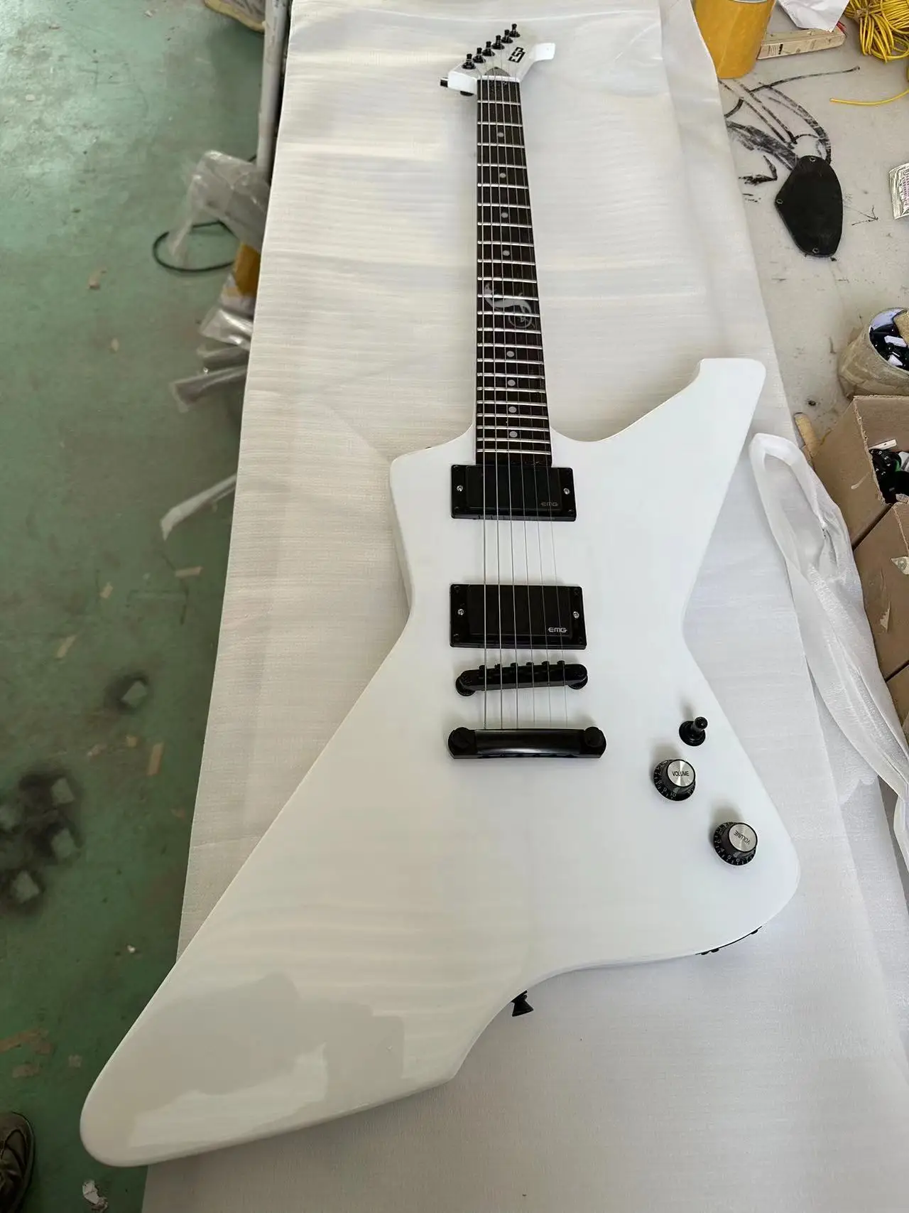 

Customized electric guitar from high-end factories, rose wood fingerboard, active pickup, fast shipping, free shipping