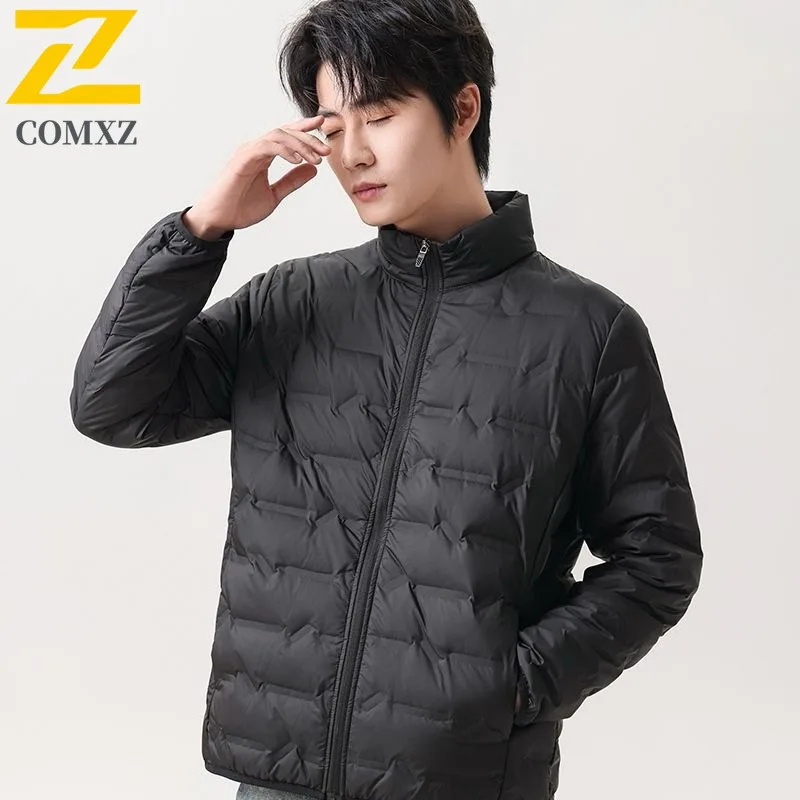 

COMXZ легкий пуховик мужской короткий стиль парка с капюшоном зимняя белая утиная пуховая ультра легкая куртка высококачественная ветровка 2025