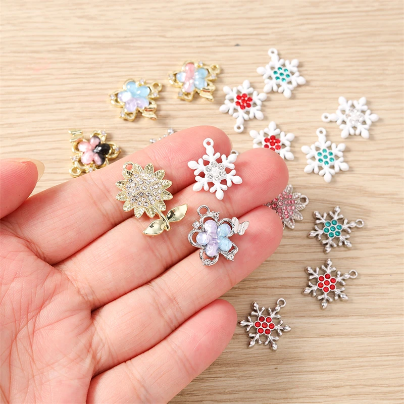 5 Stück niedliche, gemischte Kristall-Metall-Weihnachts-Schneeflocken-Blumen-Charms für die Schmuckherstellung, Anhänger, Halsketten, Ohrringe, DIY-Bastelbedarf – Detail 2