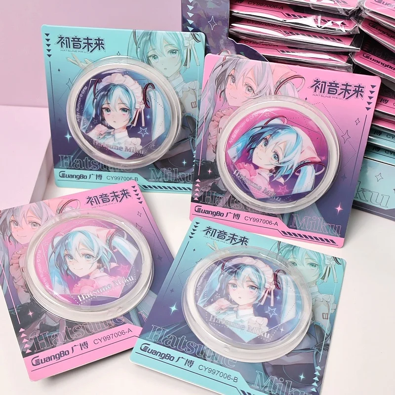 Disponibile Kawaii Hatsune Miku Distintivo riflettente Anime Simpatico cartone animato Spilla laser Regalo di compleanno da collezione Accessori per zaino fai da te