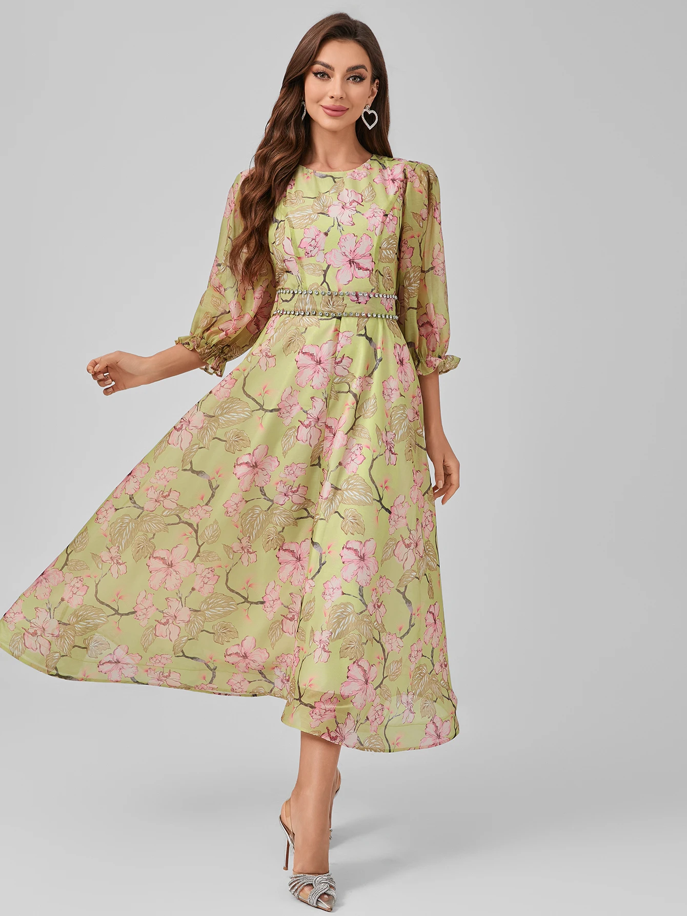 

UNITHORSE Шелковое шифоновое платье с рукавами-фонариками и цветочным принтом с круглым вырезом и галстуком из бисера на талии Элегантное платье