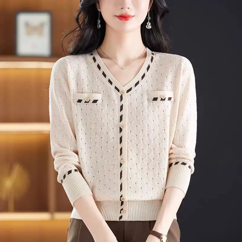 

2025 New Autumn V-neck Sweater Top for Women's Temperament Loose and Versatile Button Splicing Sweater