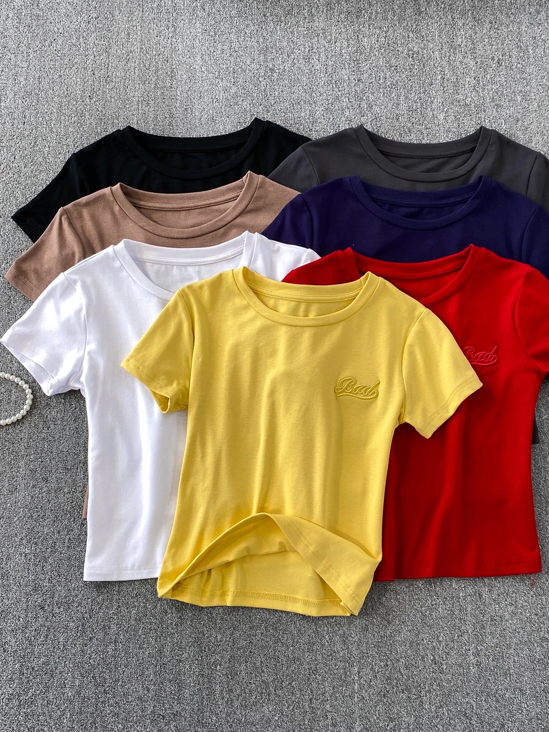 

Модная простая вязаная футболка с круглым вырезом и коротким рукавом, женский приталенный топ с вышивкой на плечах и надписью