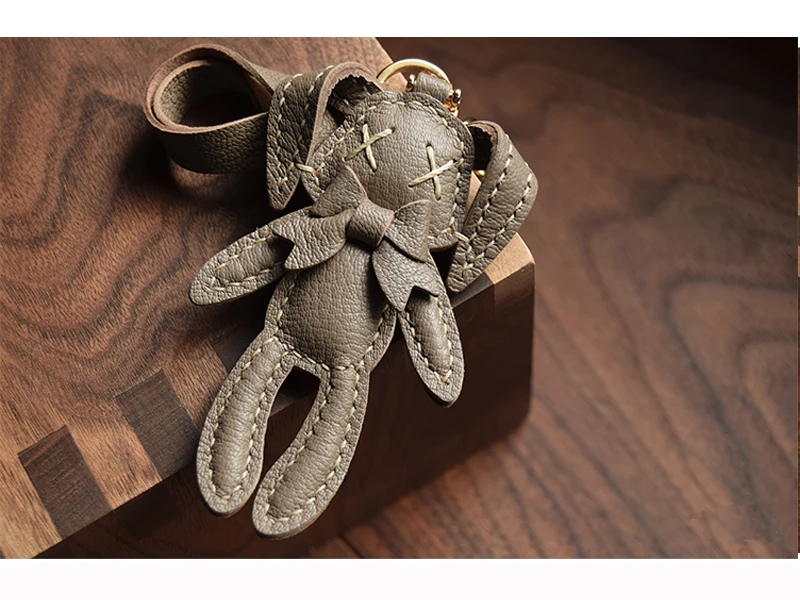 Handgefertigter Leder-Hasen-Taschenanhänger Osterhase Schlüsselanhänger mit Geschenkbox – Detail 4