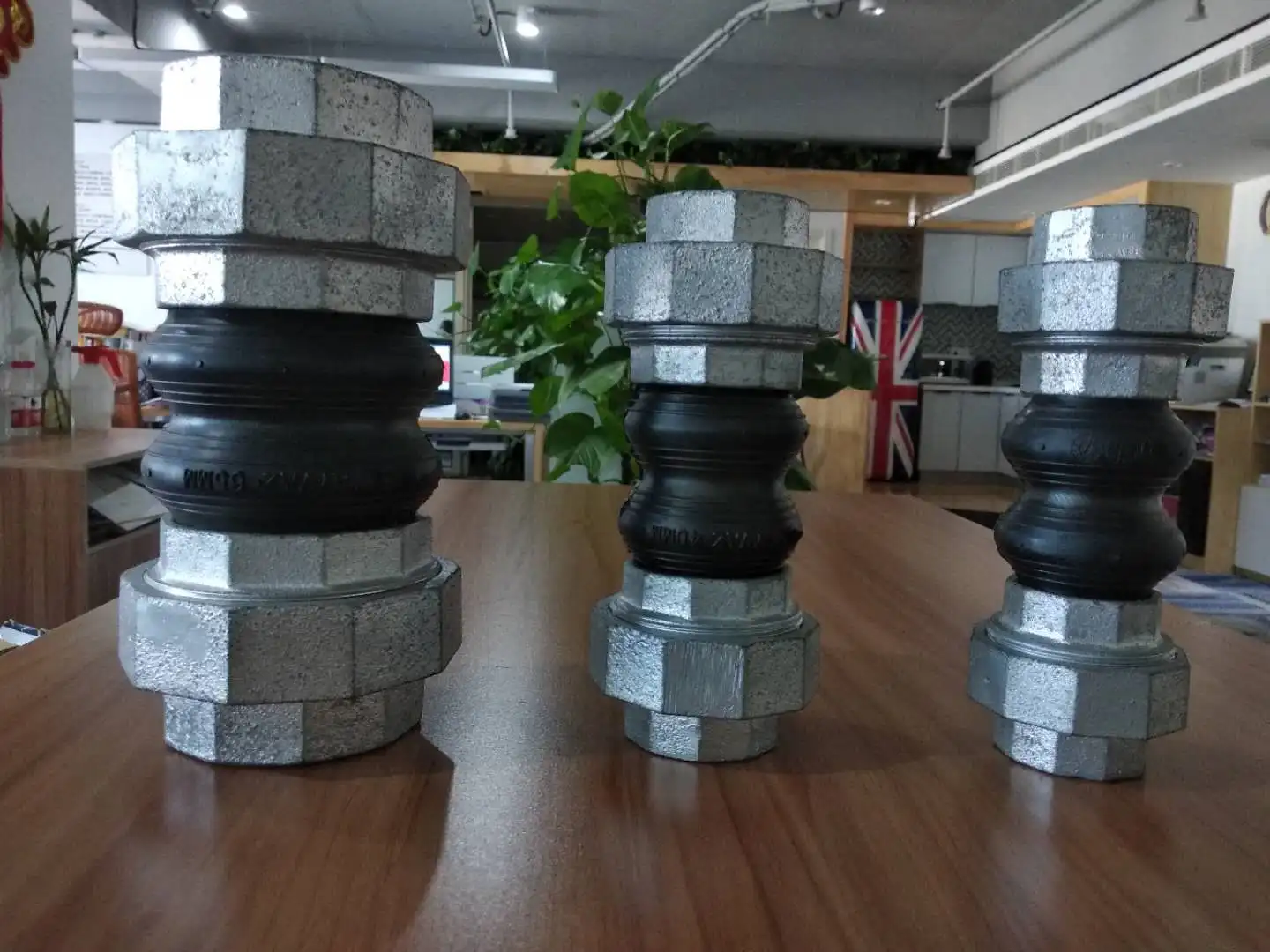 Joint flexible en caoutchouc de haute qualité, filetage F/F