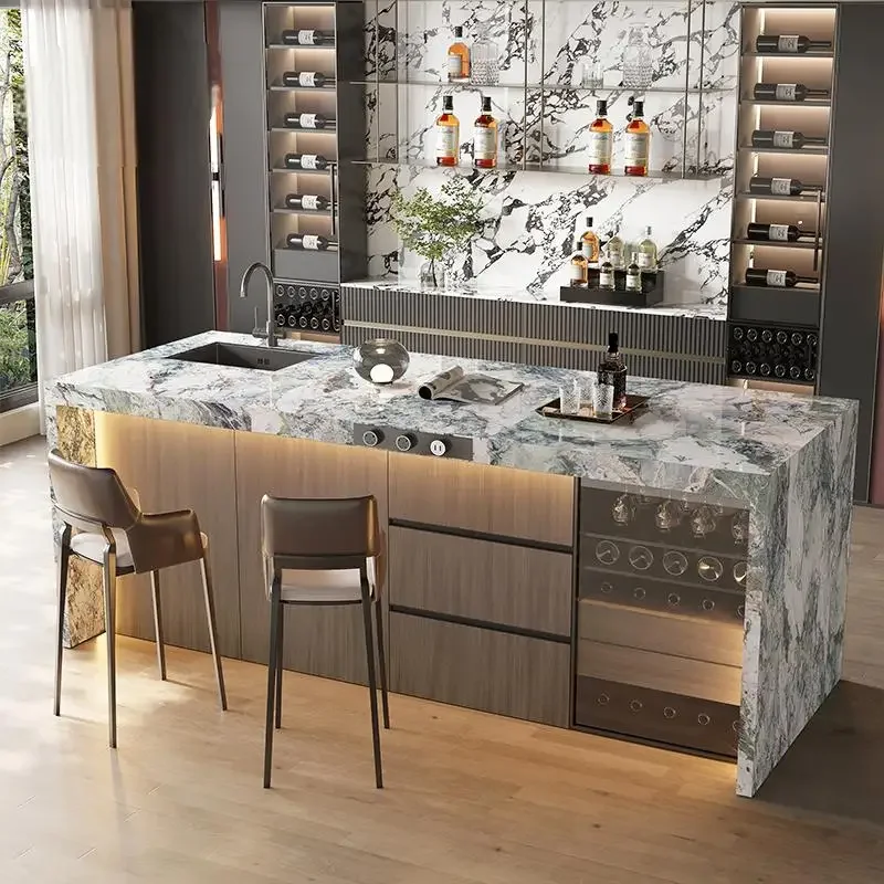 طاولة طعام مدمجة على شكل جزيرة رخامية - شبه مطبخ مخصص للمساحة الصغيرة، سطح مطبخ مفتوح المفهوم مع قرص حجري