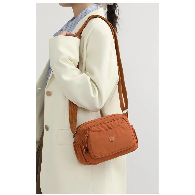 Leichte Nylon-Umhängetasche mit verstellbarem breitem Riemen, mehrschichtige Handtasche, Schultertasche, Messenger-Tasche für Damen im Alltag – Detail 7