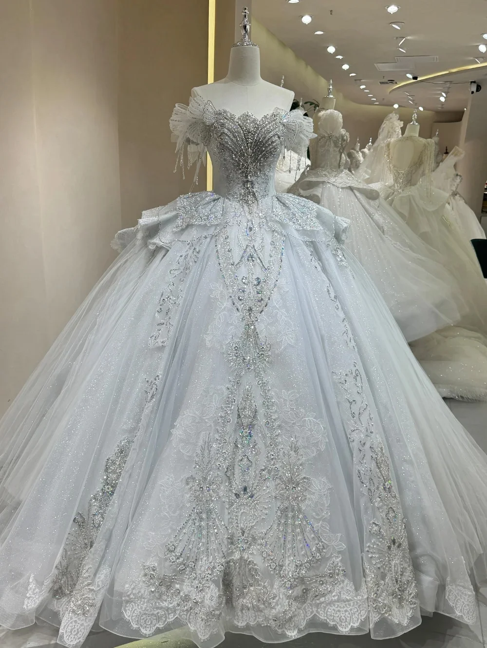 

Gorgeous Wedding Dress Off Shoulder Ball Gowns Dress with Beading Diamond Lace Sweep Train Robes De Mariée Custom Made