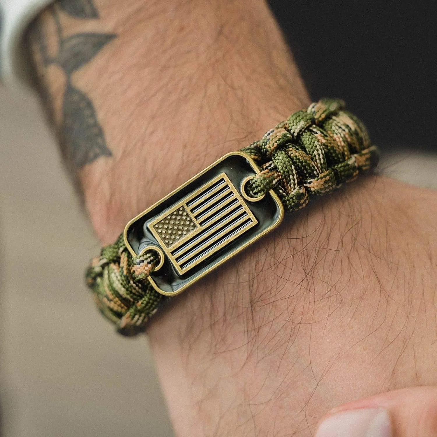 Paracord-Armband, taktisches Überlebensarmband für Herren mit bronzefarbener USA-Flagge, verstellbare Größen für Militär-Veteranen, Outdoor-Camping – Detail 6