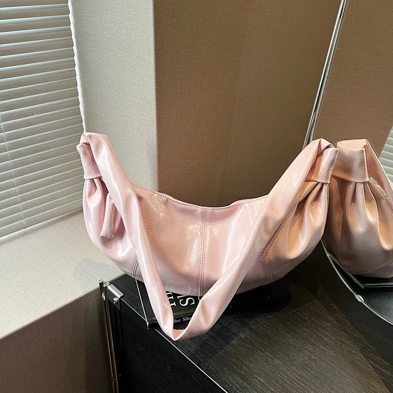 

Fashionable Glossy PU Half Moon Shoulder Bags Solid Zipper Hot Trendy Simple Fresh Crossbody Bags for Women 2025 Spring Hot Sale