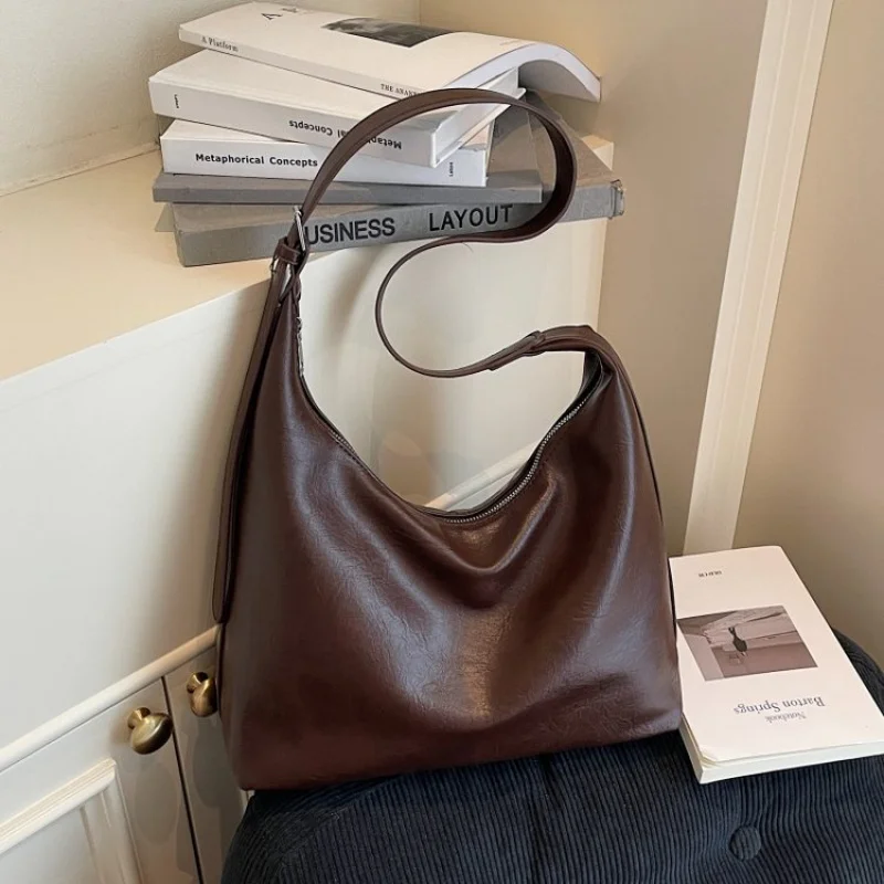 

Women's Elegant Shirred Shoulder Bag Designer Inspired Textured Leather With Gathered Details For Visual Interest