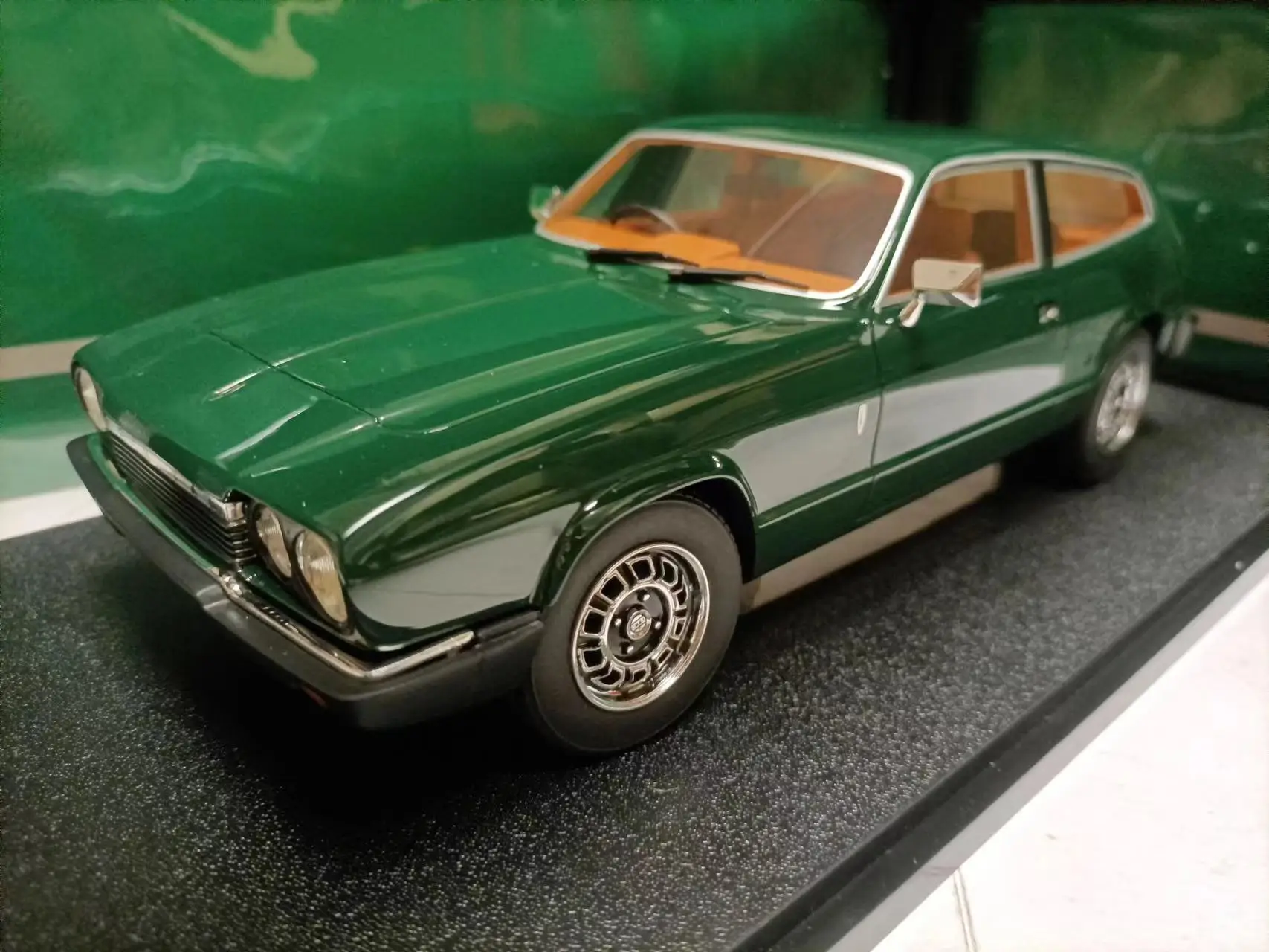 

Cult 1:18 Reliant Scimitar GTE 1976 Simulation Limited Edition Resin Metal Static Car Model Toy Gift