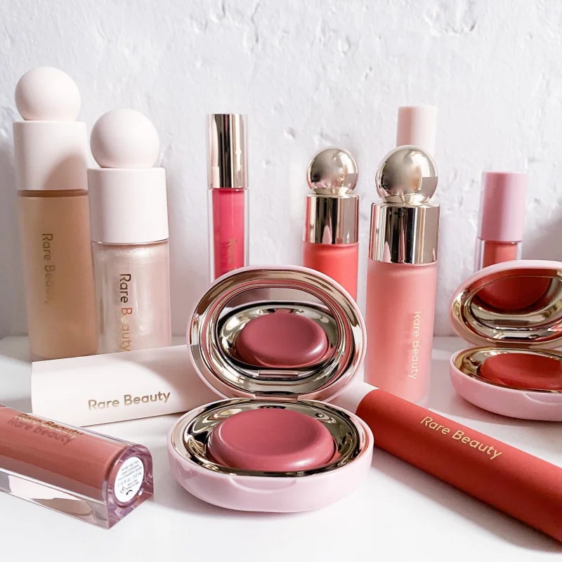 Marque de cosmétiques tendance Rare Beauty, blush liquide soyeux pour une peau éclatante, contour délicat, highlight naturel, maquillage original pour filles