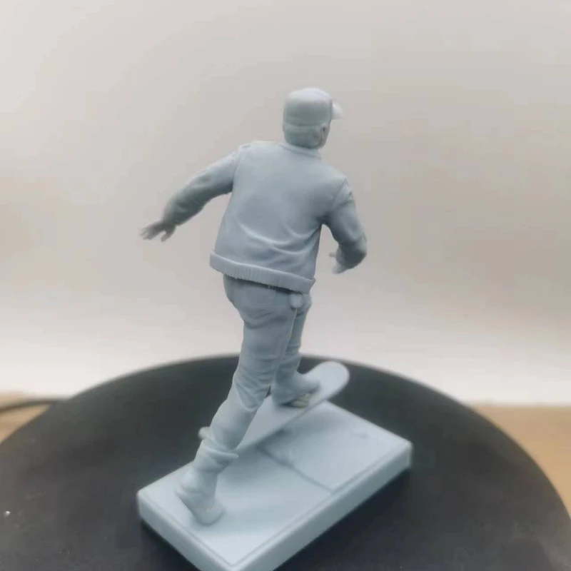 Figura de resina de Skateboarding para adolescentes, Kit de modelos ensamblados a escala 1/24, Diorama sin montar y figuritas sin pintar, Juguetes