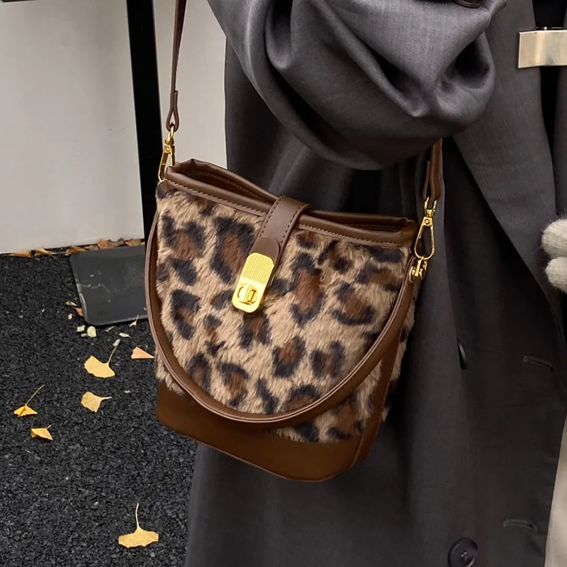 

2026 Ретро сумка через плечо с леопардовым принтом, шикарная маленькая сумочка на плечо в стиле бохо для женщин, универсальная ручная сумка для телефона большой емкости