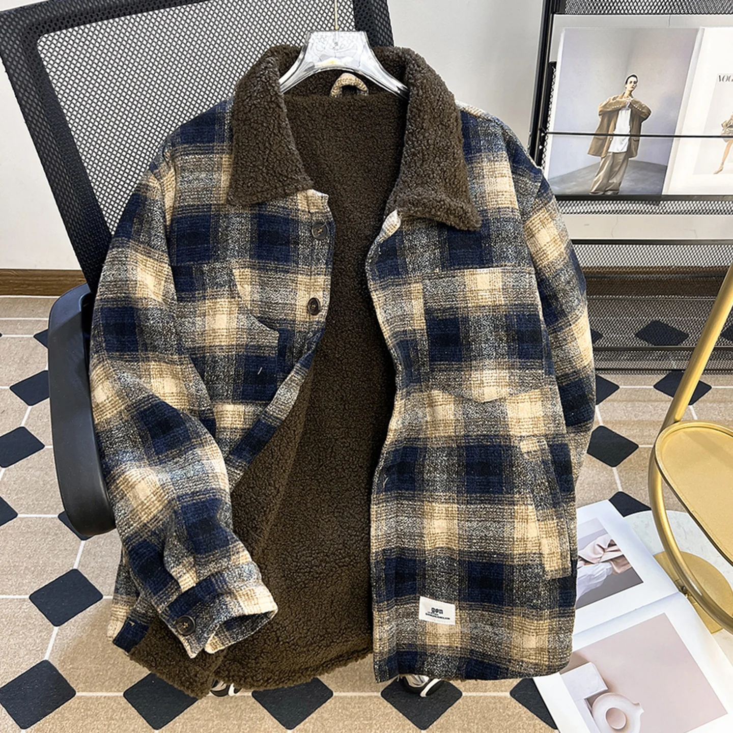 

Мужская зимняя куртка в американском ретро-стиле из хлопка с клетчатым узором и воротником из овечьего бархата, модная, теплая, с цветовыми блоками