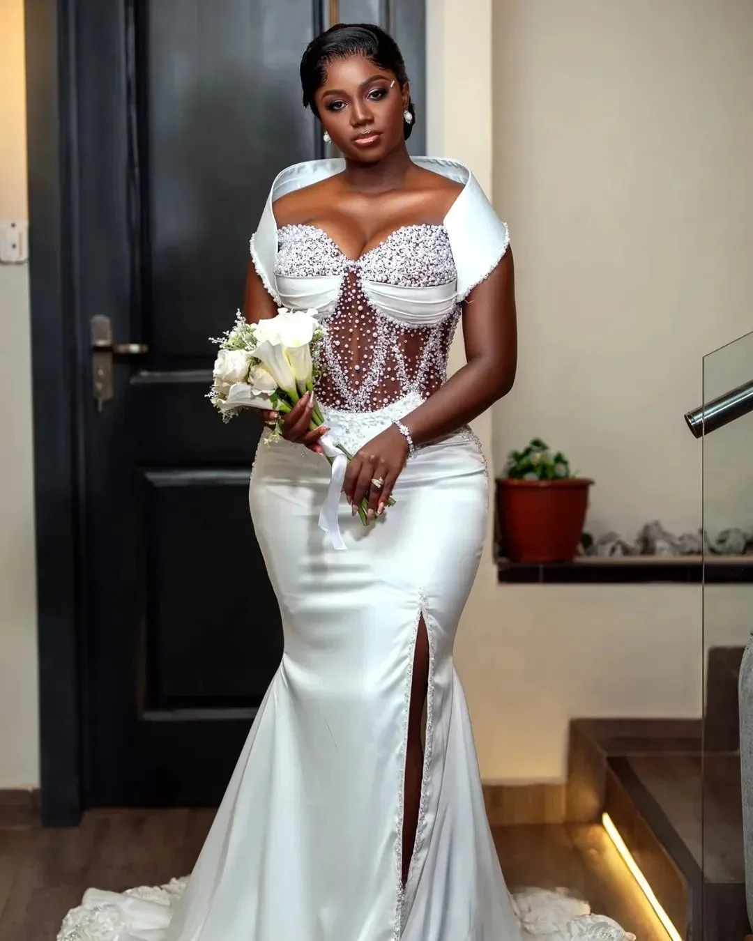 ชุดแต่งงานนางเงือกแบบสั่งตัดสำหรับเจ้าสาว ชุดเจ้าสาวสไตล์แอฟริกัน ประดับมุกและลูกปัด ด้านข้างผ่าข้าง เซ็กซี่ ลายดอกไม้