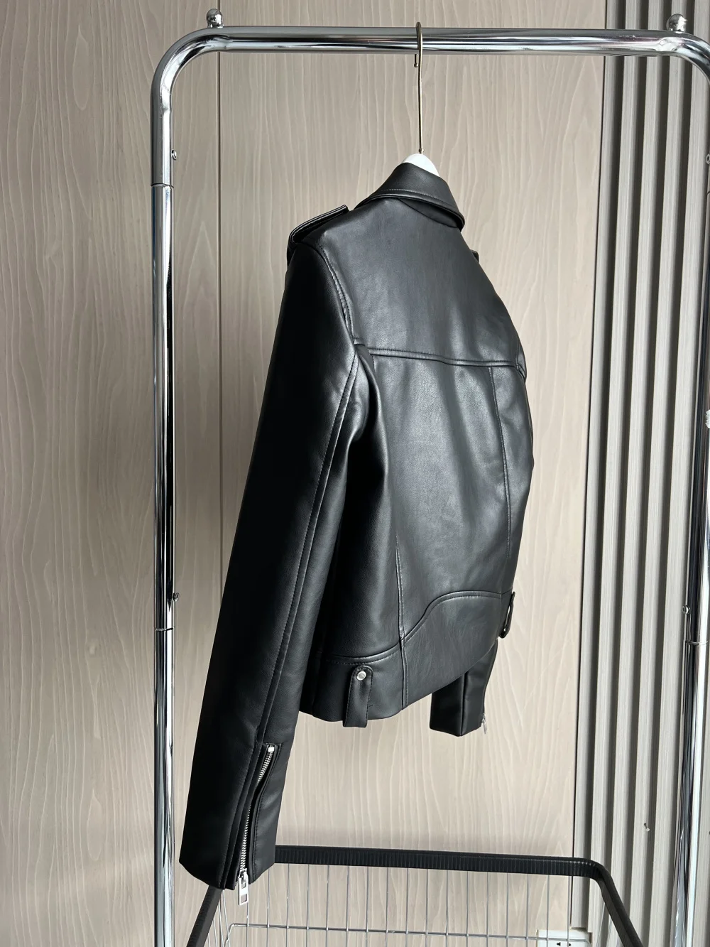 Faux leather biker jacket The new spring 2024 traf lapel epaulet zipper adorn a cool black faux leather jacket for women