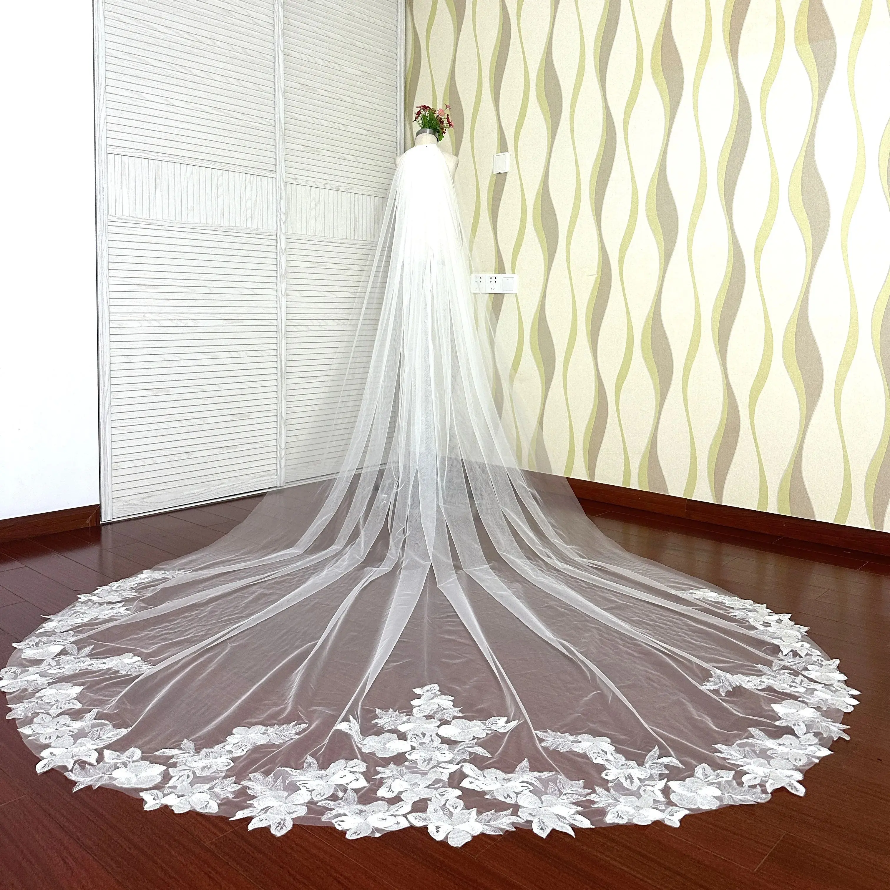 Beautiful Flower Lace Wedding Veil 3.5 Meters 1 Layer Soft Tulle Cathedral Ivory Bridal Veil with Comb Wedding Accessories