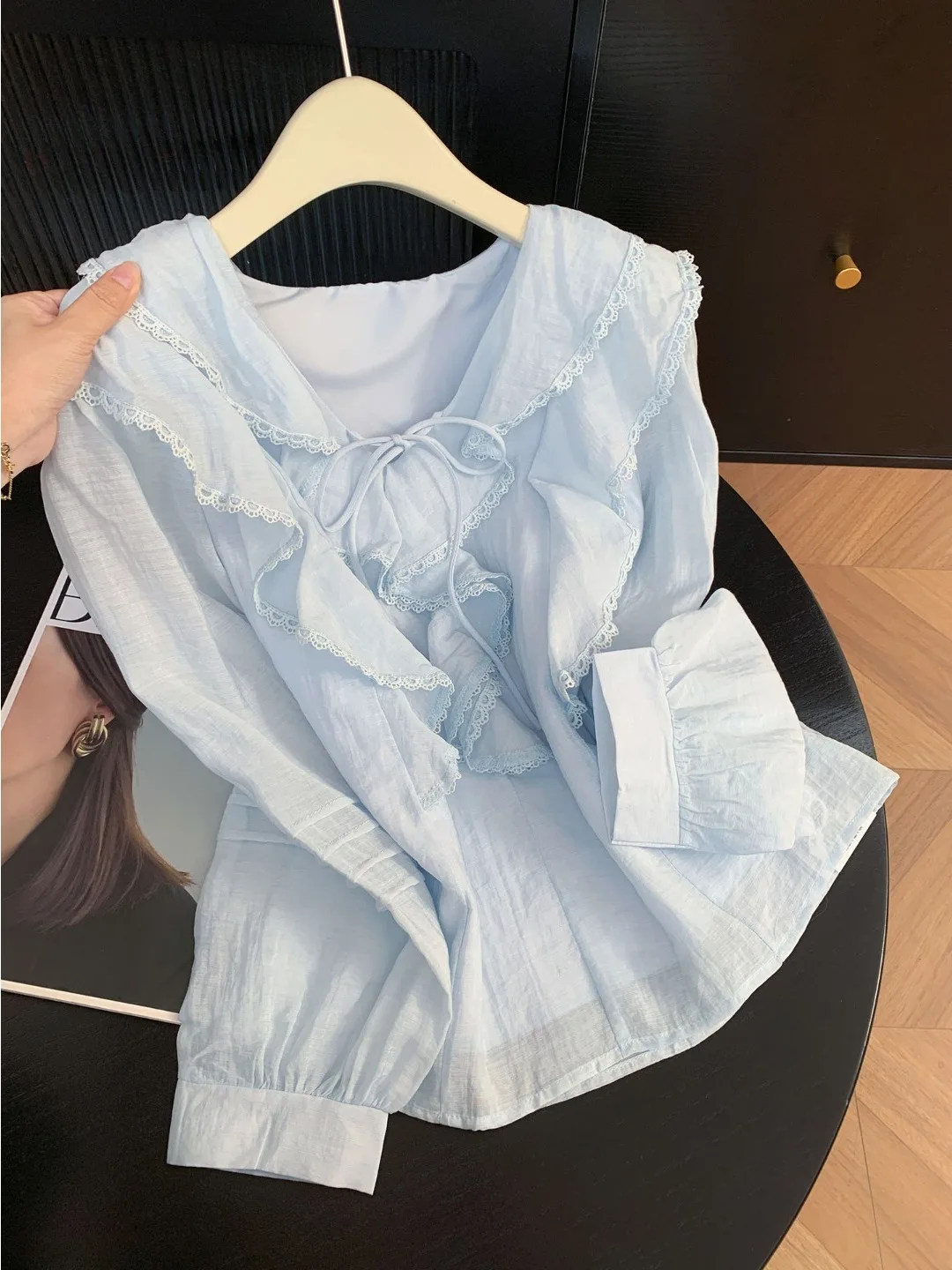 

Французская женская блузка свободного кроя с кружевной отделкой, V-образным вырезом, длинными рукавами-фонариками, прочная, для весны и осени