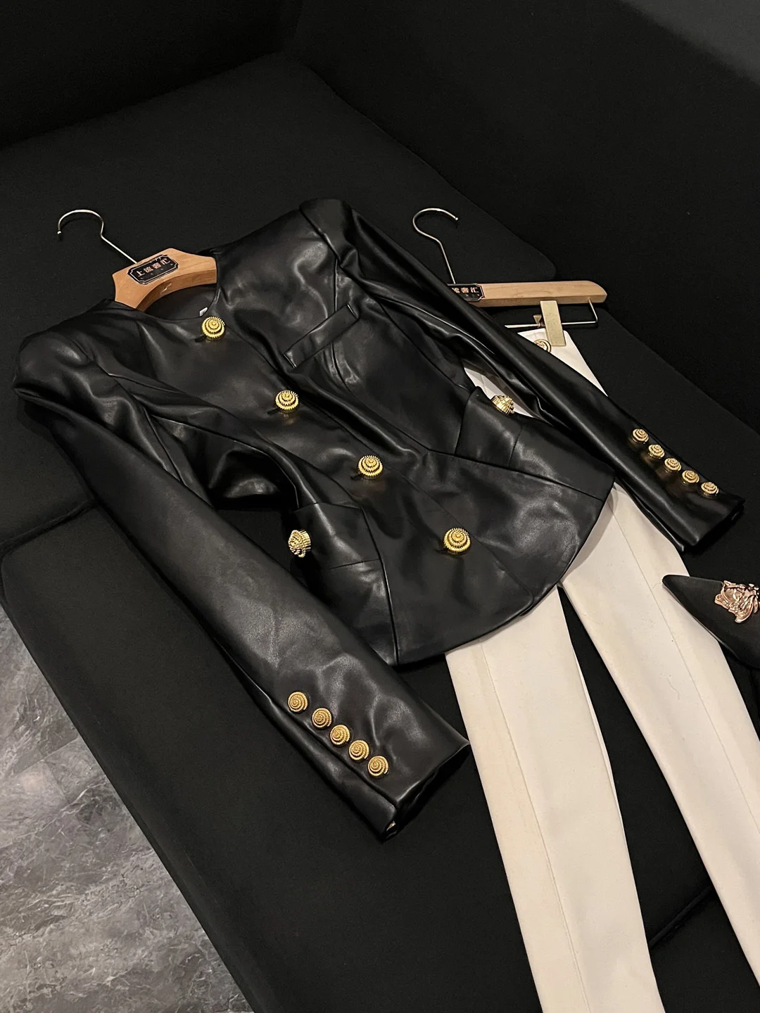 2025 신상 슬레 셀레브리 패션 스네일 메탈 버튼 슬림핏 가죽 재킷 코트 A30004 출퇴근용 슬레 롱 슬리브 라운드 넥