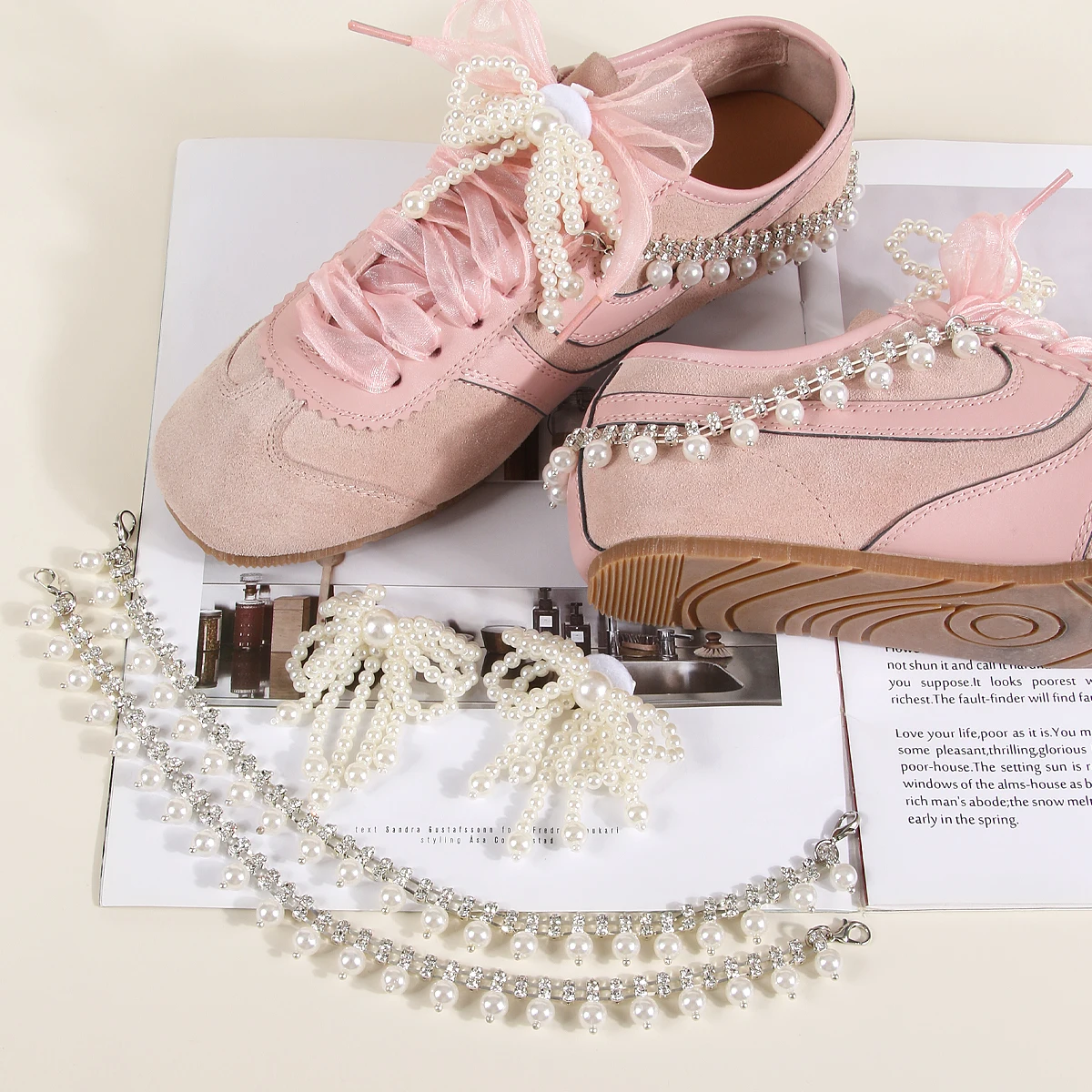 Schuhketten aus perlmuttfarbenem Metall | Zarter doppellagiger Schuhschmuck mit Schleifenverschluss | Elegantes Schuhzubehör für Damen – Detail 2