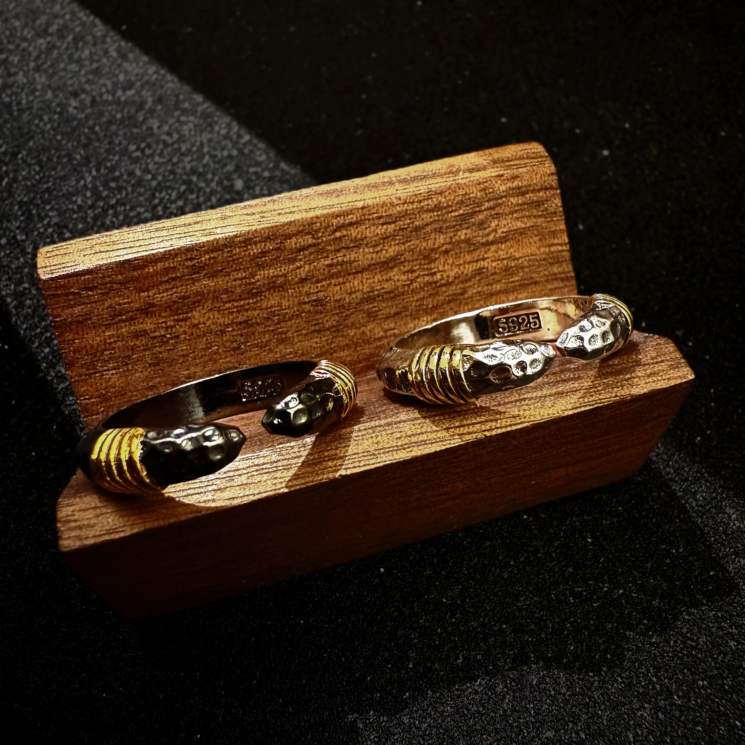 Retro-Tang-Gras-Muster Speerspitzen-Verstellbarer Offener Ring für Männer, Versilbertes Messing, Punk-Gothic Edgy Schmuck-Accessoire, Geschenk – Detail 1