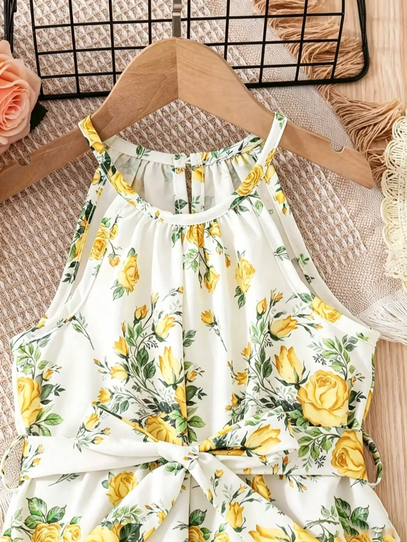 Lässiges Kleid mit Blumenmuster für Kinder, bequemer Rundhalsausschnitt, ärmelloses Kleid mit Taillenbund, mittellanger Rock für Mädchen. – Detail 5