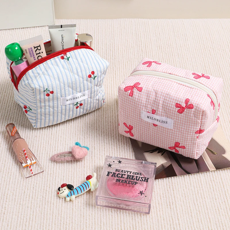 

Cosmetic Storage with Plaid Bow, Quilted Cherry Design, Lightweight and Portable, Ideal for Students.