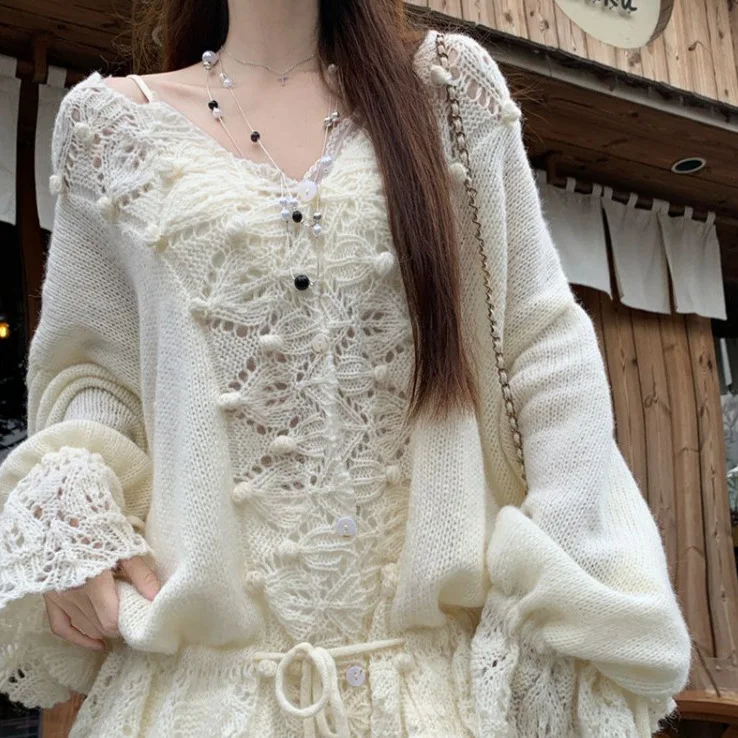 여성 니트 스웨터, 속이 비치는 벨 슬리브, V넥, 끈 디자인, 가을 신상, 부드러운 느낌, 속이 비치는 훅 플라워 니트웨어