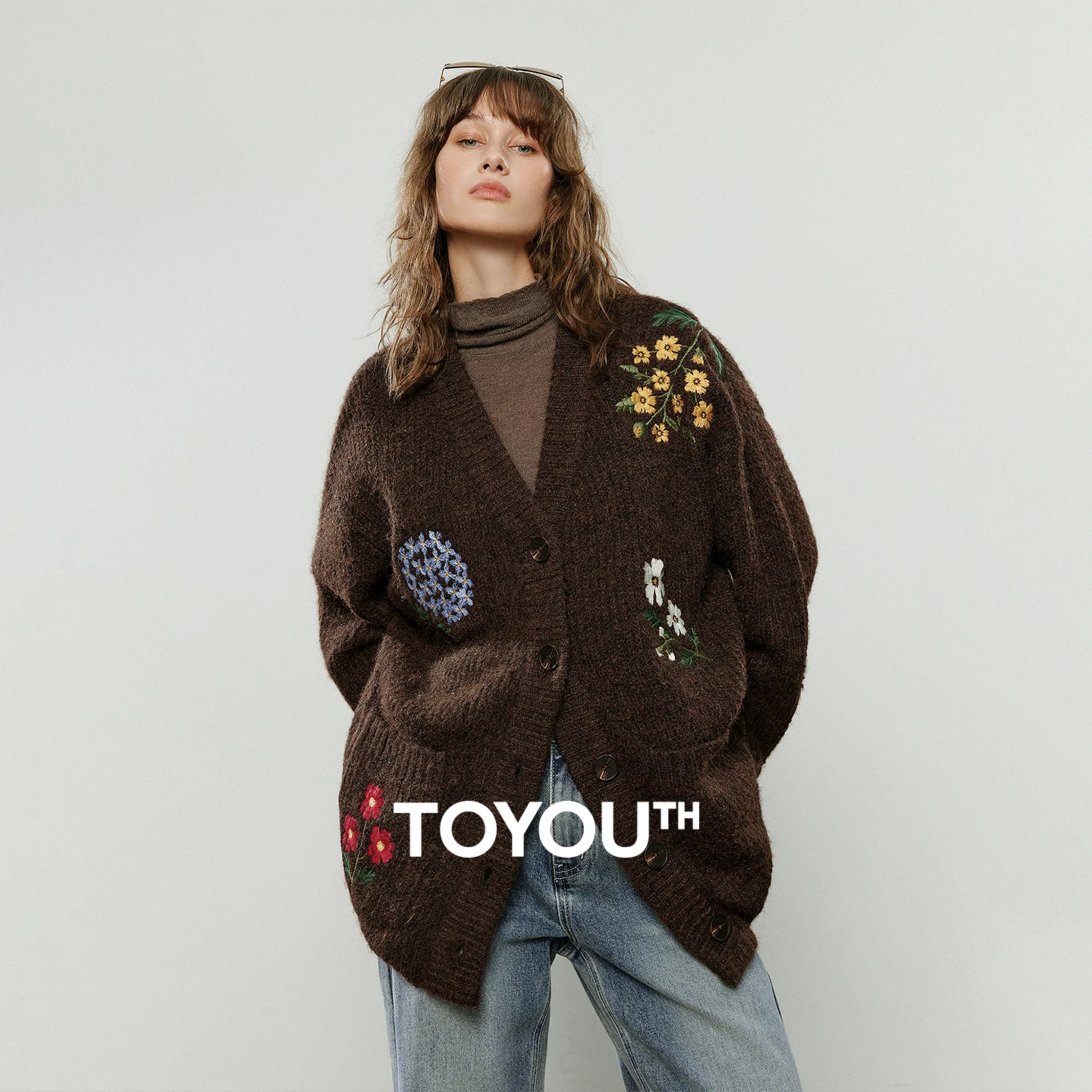 معطف كارديجان نسائي شتوي جديد فضفاض من TOYOUTH موديل 2025 برقبة على شكل حرف V مع تطريز عالي التحمل ونمط بني قديم وCanELE #1