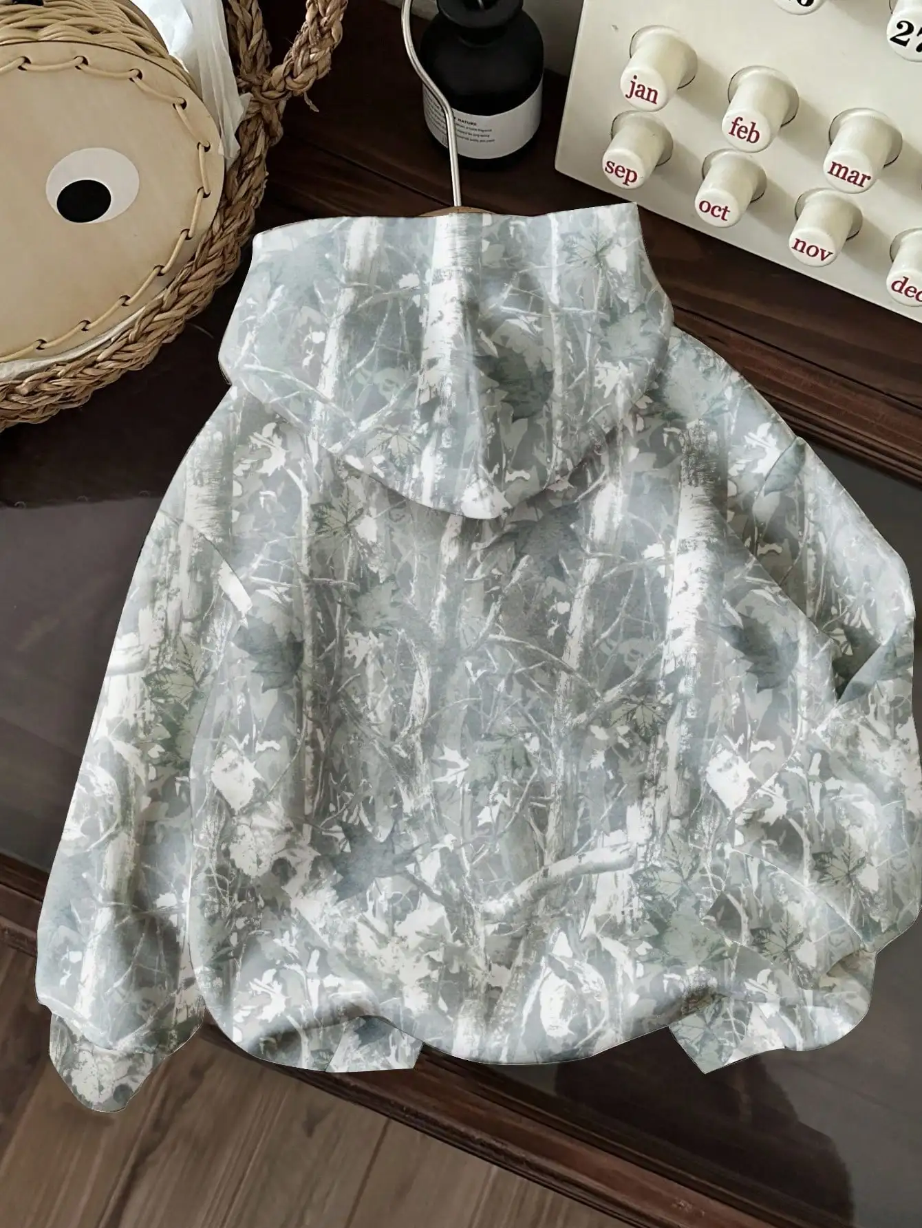 เสื้อฮู้ดลายใบไม้ทรงหลวมสำหรับผู้หญิง เสื้อผ้าลำลองสไตล์สตรีทสำหรับฤดูใบไม้ร่วงและฤดูหนาว เสื้อสเวตเชิ้ตลายพิมพ์สีเทา