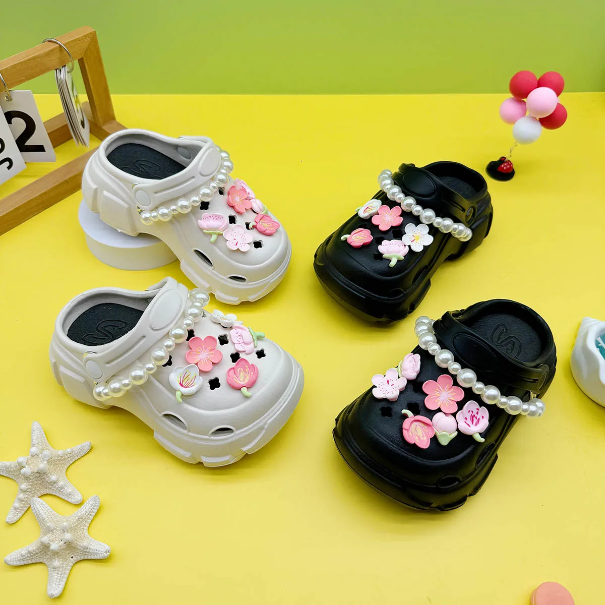

New Fashionable Versatile Cartoon Pearl Chain Cherry Blossom Clogs with Soft Non-Slip Soles, Closed-Toe Sandals for Boys and Girls, Model 606