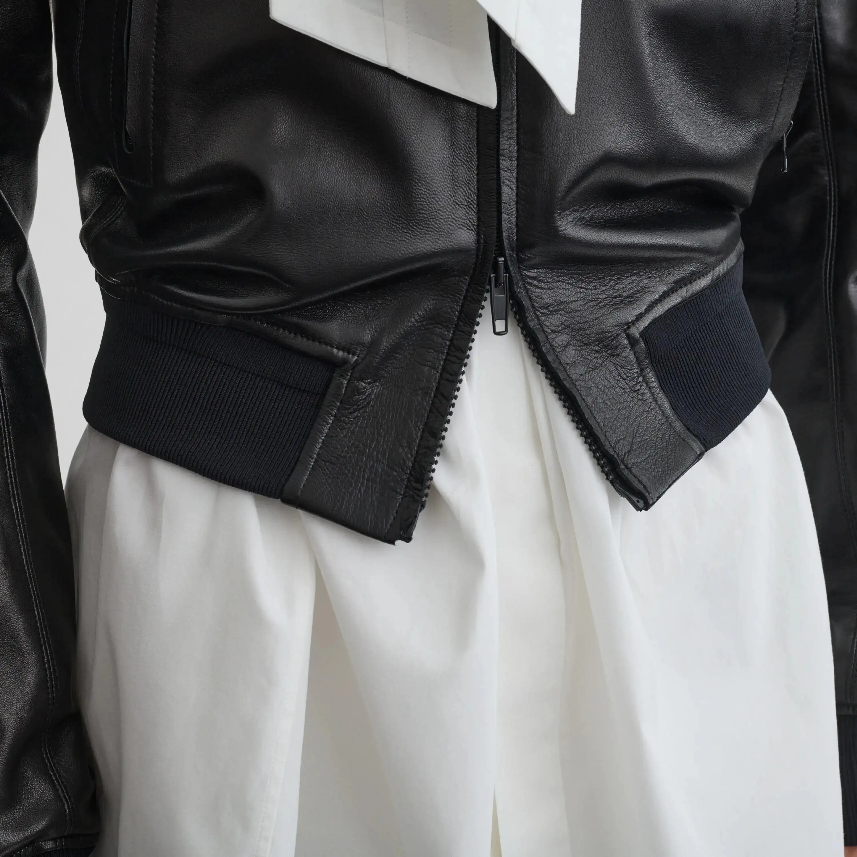 السترة النسائية الجديدة لعام 2026 عبارة عن سترة Phoebe Philo قصيرة مصنوعة يدويًا من قبل مصمم كبير