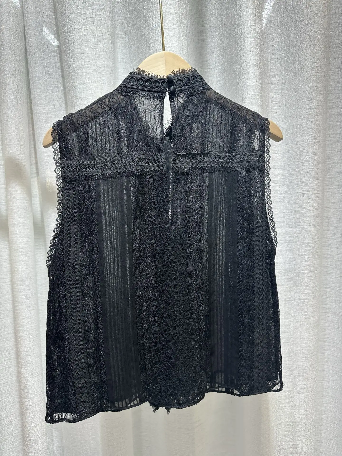

Pearl Decoration Women Black Shirt Lace Embroidry Stand Collar Sleeveless Fashion Ladies Silk Blouse
