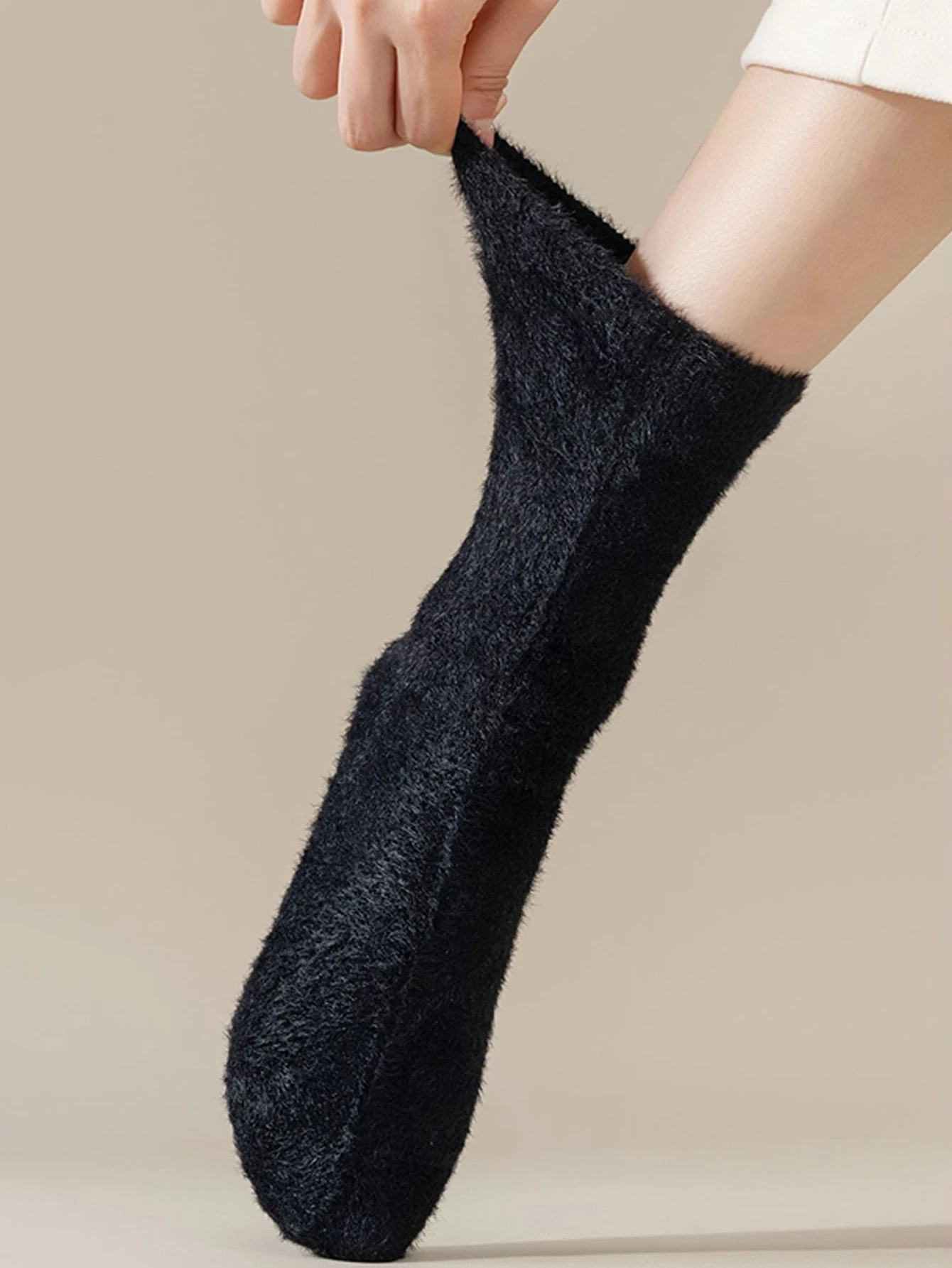 5/10/15 زوجًا من الجوارب النسائية ذات اللون العادي من فرو المنك السميكة والدافئة لمنتصف الساق #4