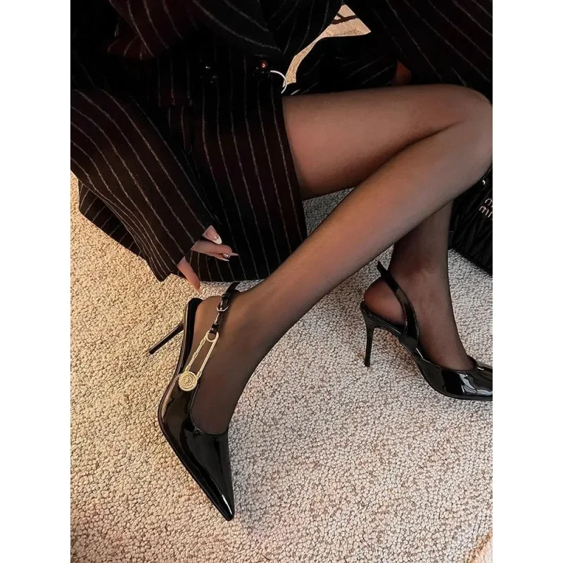 خريف جديد المرأة مثير حزام معدني قطعة واحدة الصنادل الجلدية الأسود أشار تو عالية الكعب المطاط تسولي من البر الرئيسى للصين #2