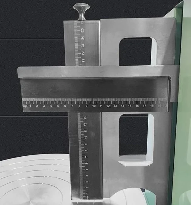 

Automatic cake frosting spreader for bakery