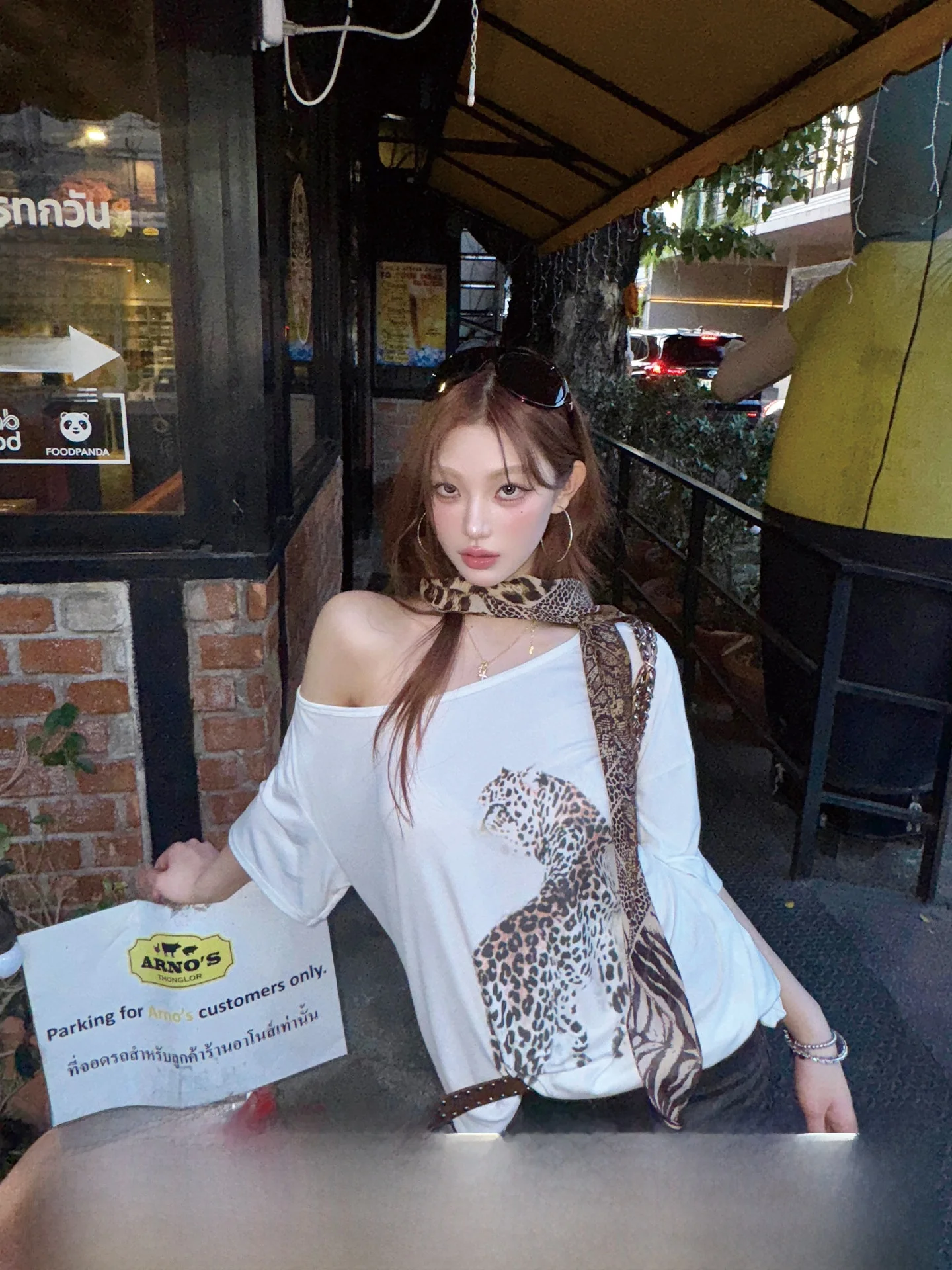 

Ранневесенняя повседневная футболка с леопардовым принтом и открытыми плечами для девушек, белая, с коротким рукавом, Okaaay Fiing Little Leopard