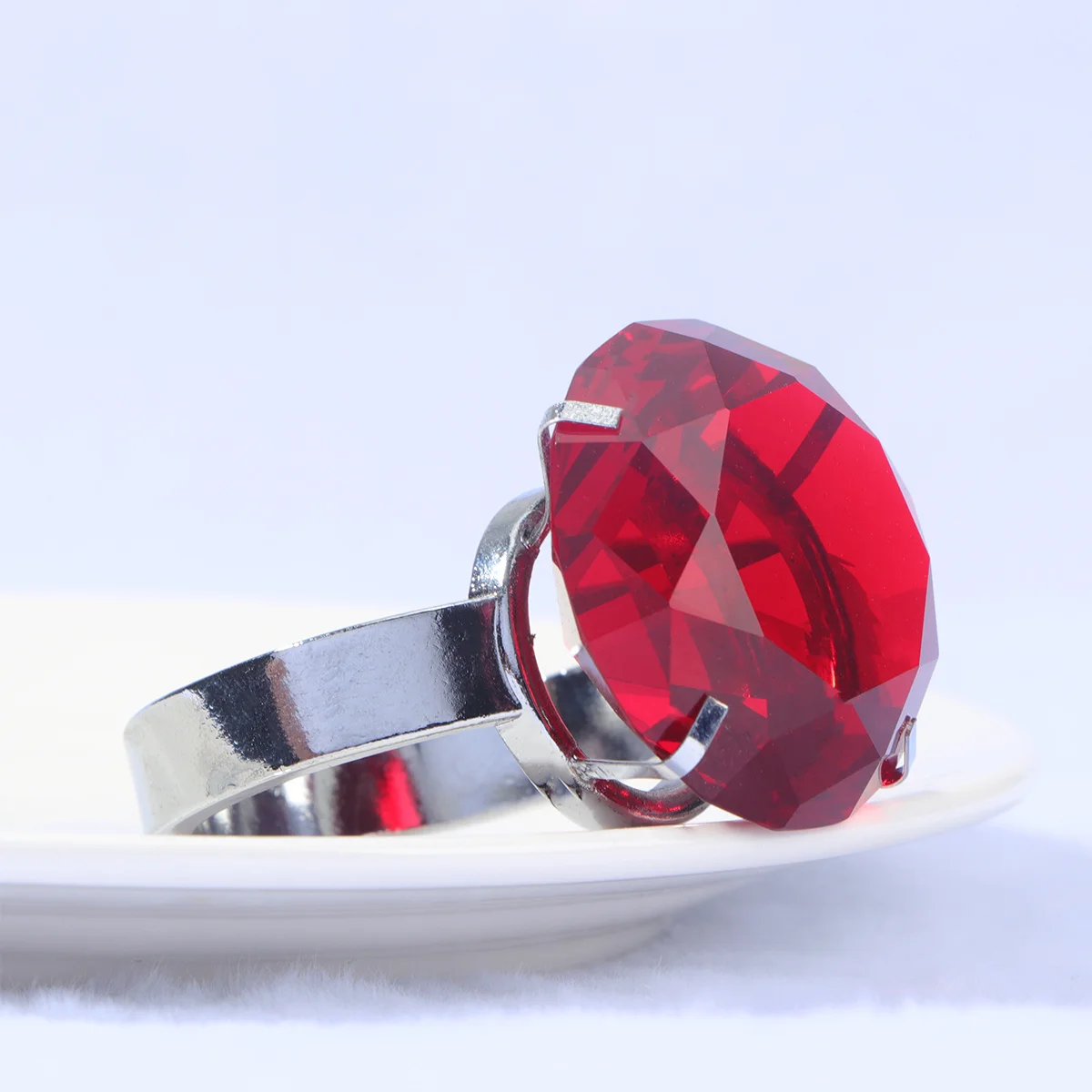 

1Pcs Fine Crafted Napkin Ring Exquisite Detailing Elegant Tableware for Special Occasion Decoration Crystal Serviette Ring Red