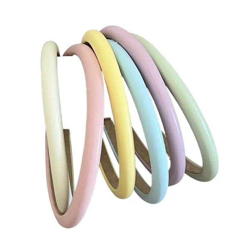 Sommerliches, bonbonfarbenes, dünnrandiges Leder-Stirnband mit rutschfestem Innenfutter, mattiertem Finish, süße Haarbänder, Accessoires für den Alltag und Feiertage – Detail 9