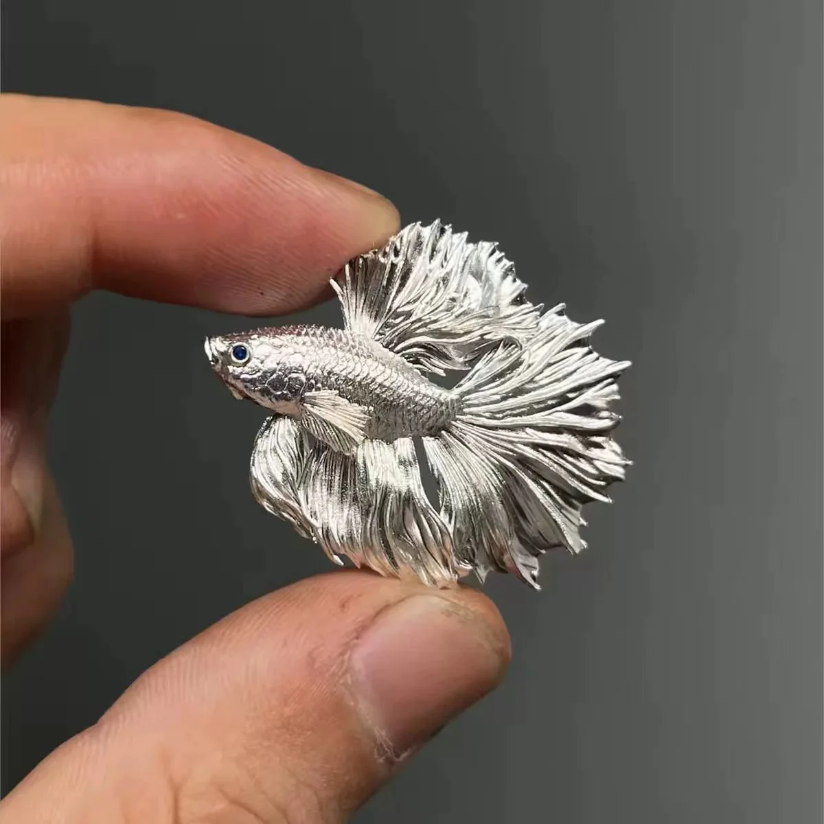 3D Stereo Betta Fish Brooch Silver Alloy Lapel Pin Unisex Elegant Fighting Fish Brooch Pins Fashion Jewelry Gift for Men Women